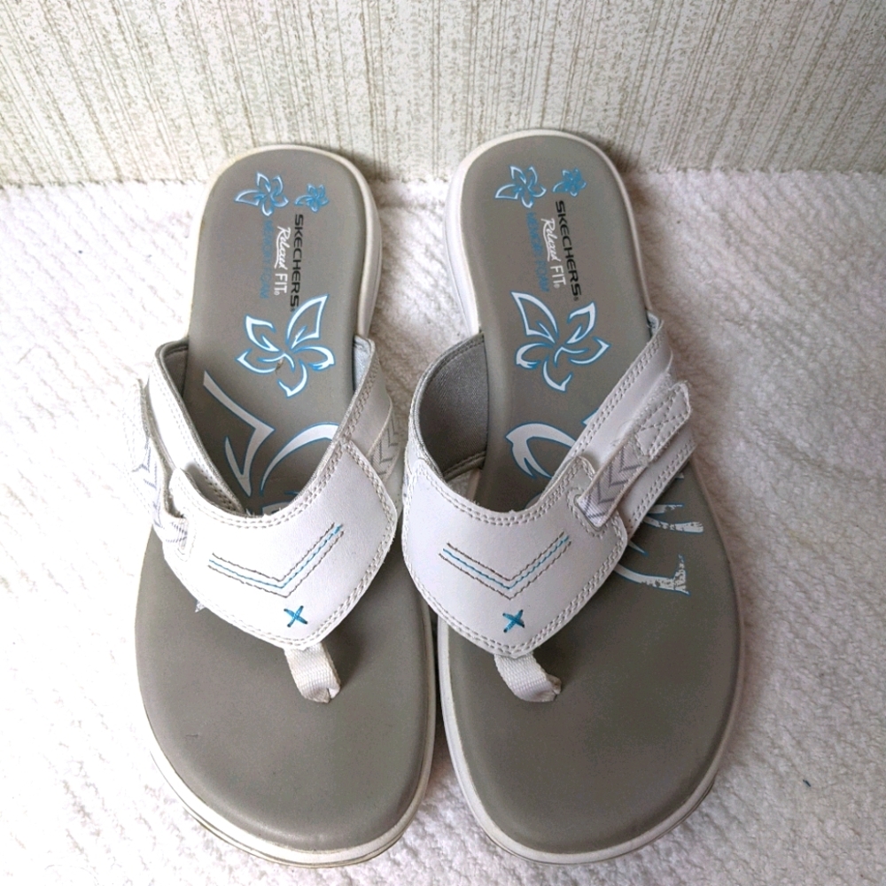 Skechers relax fit. White cushy sandals adjustable